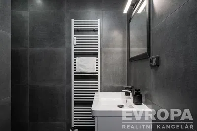 Banyo; fayans zemin, tadilatlı, doğal ışık