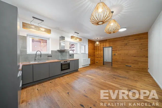 Mutfak; mutfak aletleri, ahşap zemin, doğal ışık, modern stil, tadilatlı