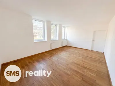 Soggiorno; vista, pavimento in legno, luce naturale, ristrutturato