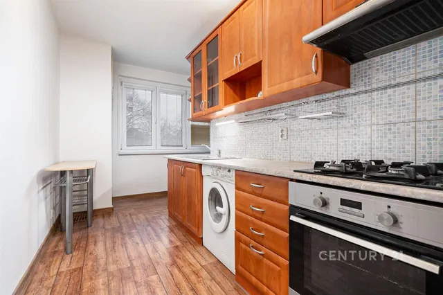 Cucina; elettrodomestici, pavimento in legno