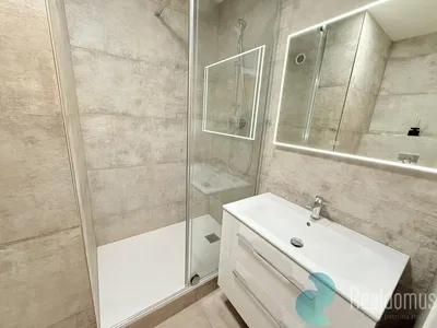Badezimmer; fliesenboden, renoviert, tageslicht, moderner stil