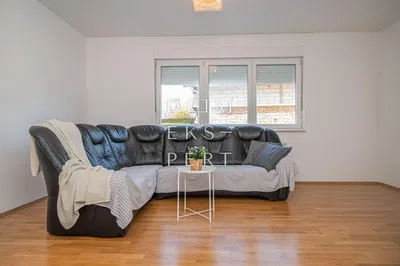 Oturma odası; ahşap zemin, doğal ışık