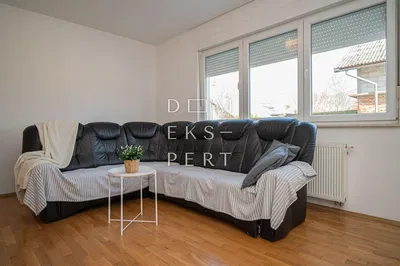 Oturma odası; ahşap zemin, doğal ışık, modern stil