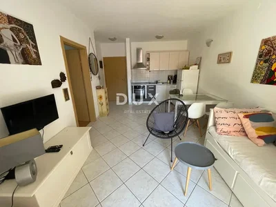 Obývací pokoj; dlažba, kuchyňské spotřebiče, přirozené světlo