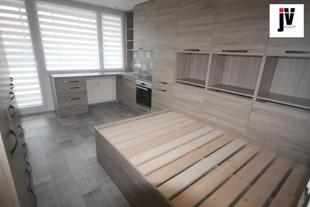 Cuisine; électroménager, carrelage, rénové, lumière naturelle