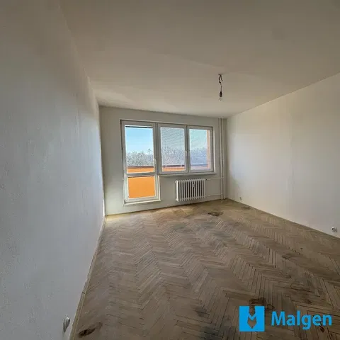 Salon; parquet, lumière naturelle, nécessite rénovation, vue