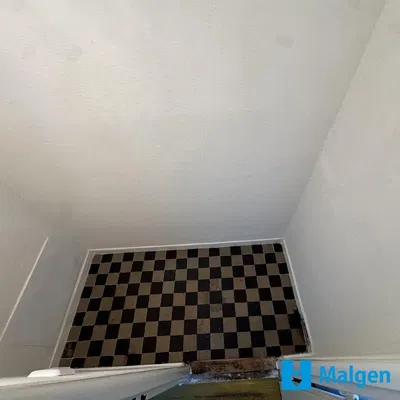 Cave; carrelage, nécessite rénovation