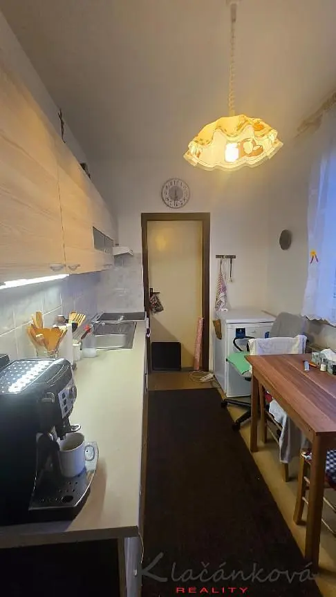 Kuchyňa; kuchynské spotrebiče, drevená podlaha