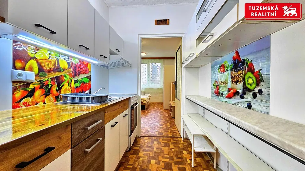 Cucina; elettrodomestici, pavimento in piastrelle, vista