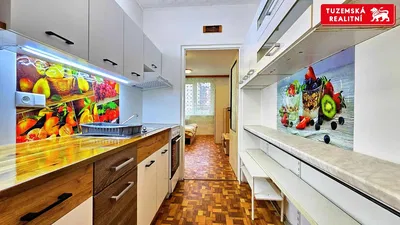 Cucina; elettrodomestici, pavimento in piastrelle, vista
