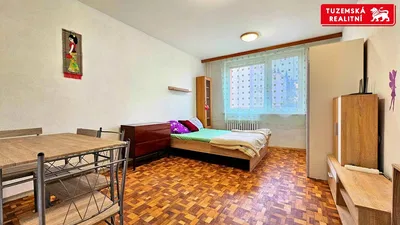 Camera da letto; pavimento in legno, luce naturale