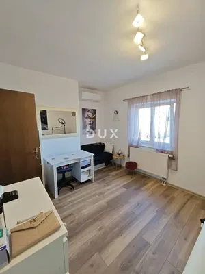 Spálňa; moderný štýl, prirodzené svetlo, drevená podlaha