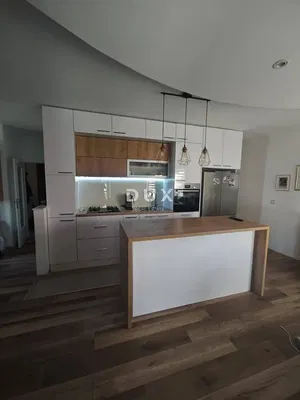 Kuchyňa; kuchynské spotrebiče, po rekonštrukcii, drevená podlaha, prirodzené svetlo