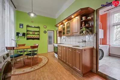 Kuchyně; dřevěná podlaha, moderní styl, kuchyňské spotřebiče, přirozené světlo