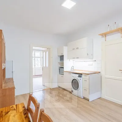 Kuhinja; drveni pod, prirodna svjetlost, moderan stil, kućanski aparati