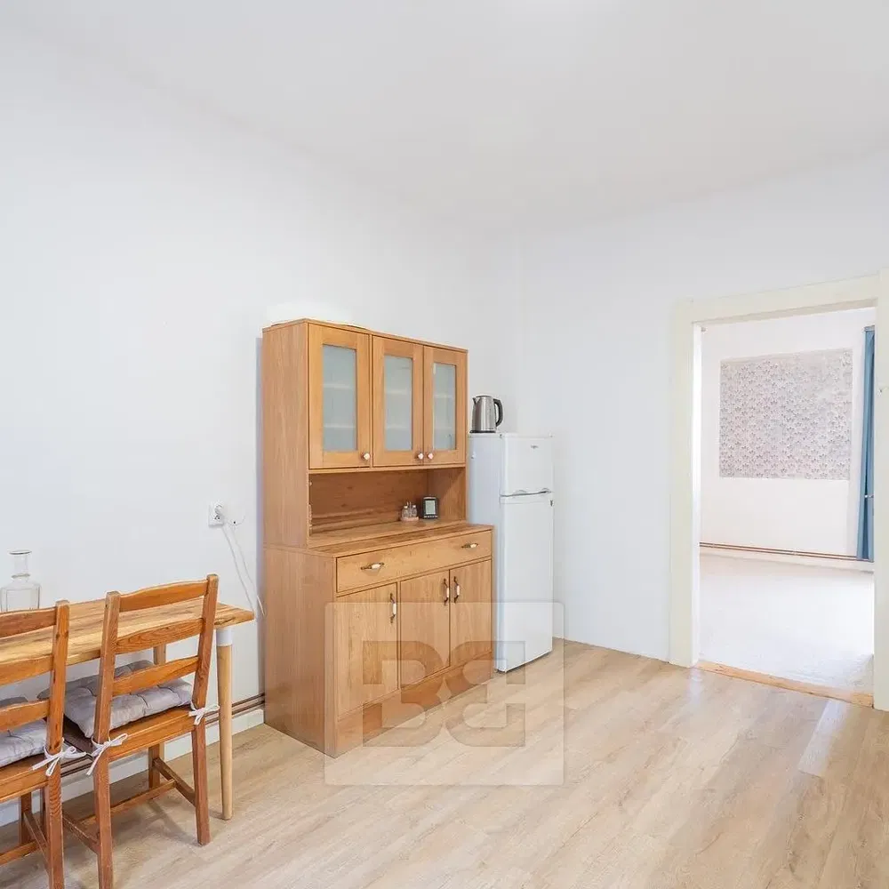 Kuhinja; drveni pod, prirodna svjetlost