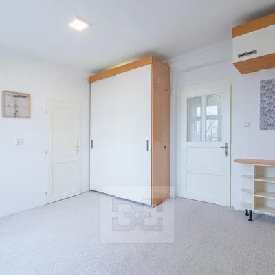 Spavaća soba; prirodna svjetlost, drvene grede