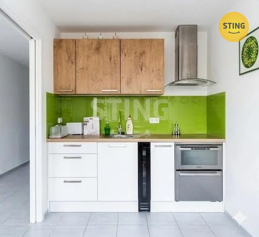 Cucina; elettrodomestici, pavimento in piastrelle, luce naturale