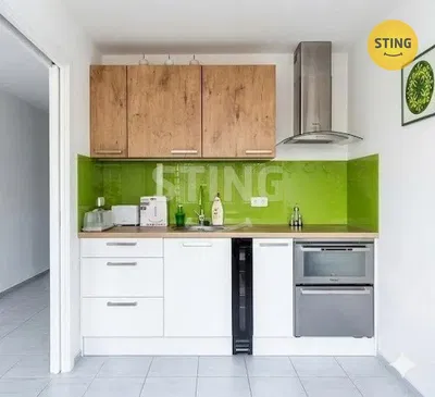 Cucina; elettrodomestici, pavimento in piastrelle, luce naturale
