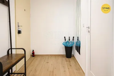 Guardaroba; pavimento in legno, pavimento in piastrelle