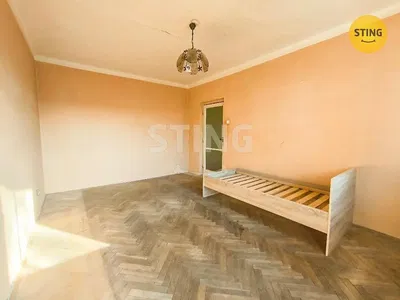 Slaapkamer; houten vloer, natuurlijk licht, renovatie nodig
