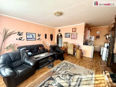 Oturma odası; modern stil, ahşap zemin, doğal ışık