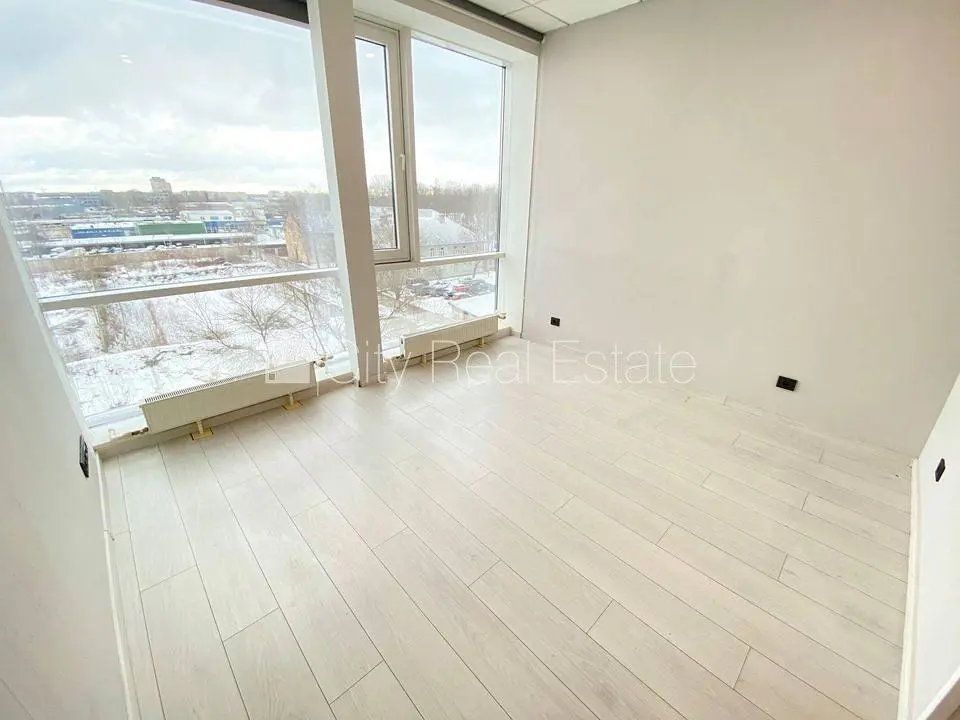 Altro; vista, pavimento in legno, luce naturale