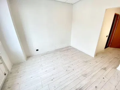 Altro; pavimento in legno, luce naturale