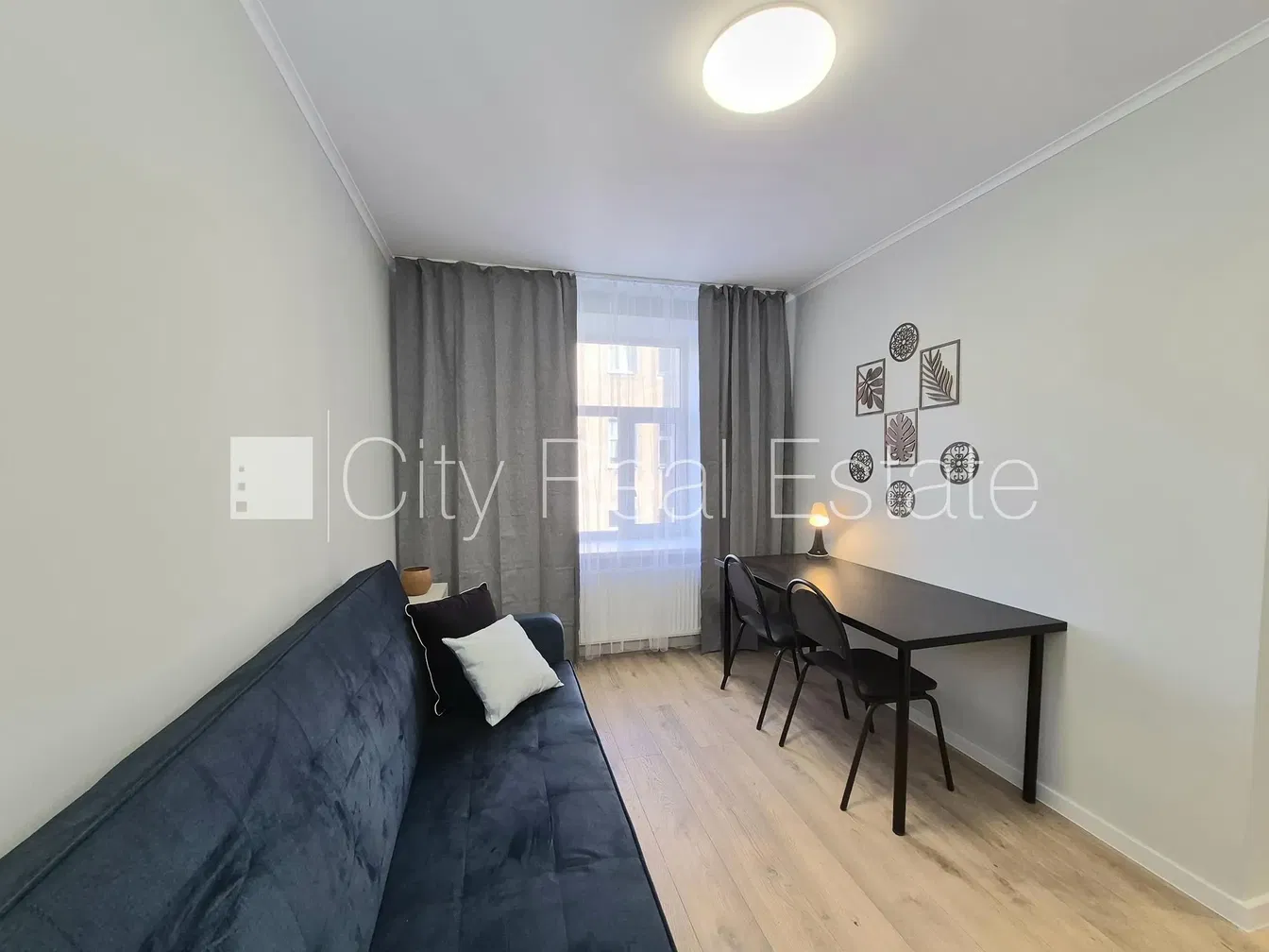 Soggiorno; pavimento in legno, luce naturale, stile moderno