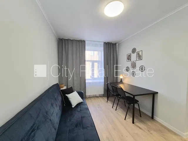 Soggiorno; pavimento in legno, luce naturale, stile moderno