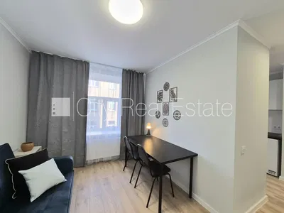 Soggiorno; luce naturale, stile moderno, pavimento in legno