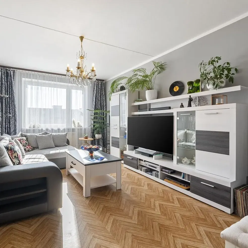 Woonkamer; natuurlijk licht, moderne stijl, houten vloer