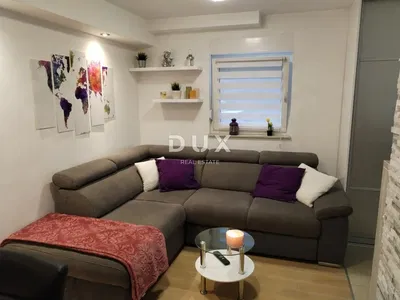 Salon; style moderne, carrelage, lumière naturelle