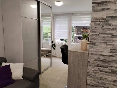 Salon; style moderne, lumière naturelle, carrelage