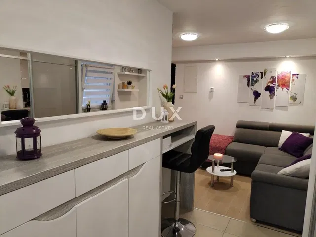 Living room; modern style, natural light