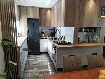 Cuisine; électroménager, carrelage, rénové, lumière naturelle