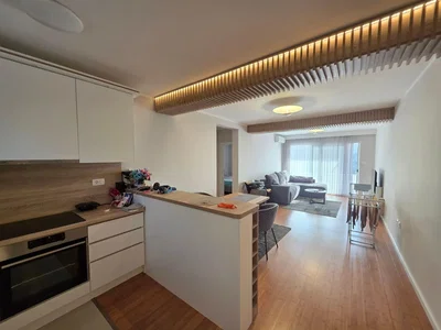 Kuhinja; kućanski aparati, prirodna svjetlost, moderan stil, drveni pod