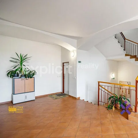 Maison et environs; carrelage, lumière naturelle