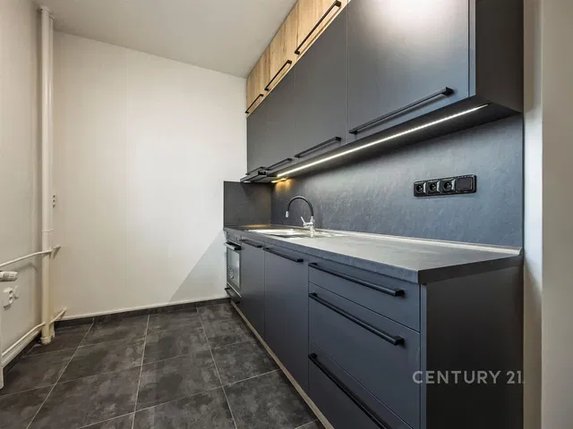 Kuchyňa; kuchynské spotrebiče, dlažba, po rekonštrukcii