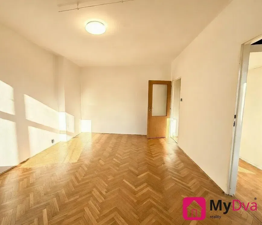 Woonkamer; houten vloer, natuurlijk licht