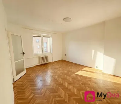 Woonkamer; houten vloer, natuurlijk licht