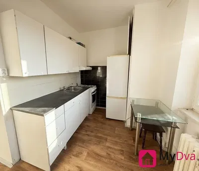 Keuken; keukenapparatuur, tegelvloer