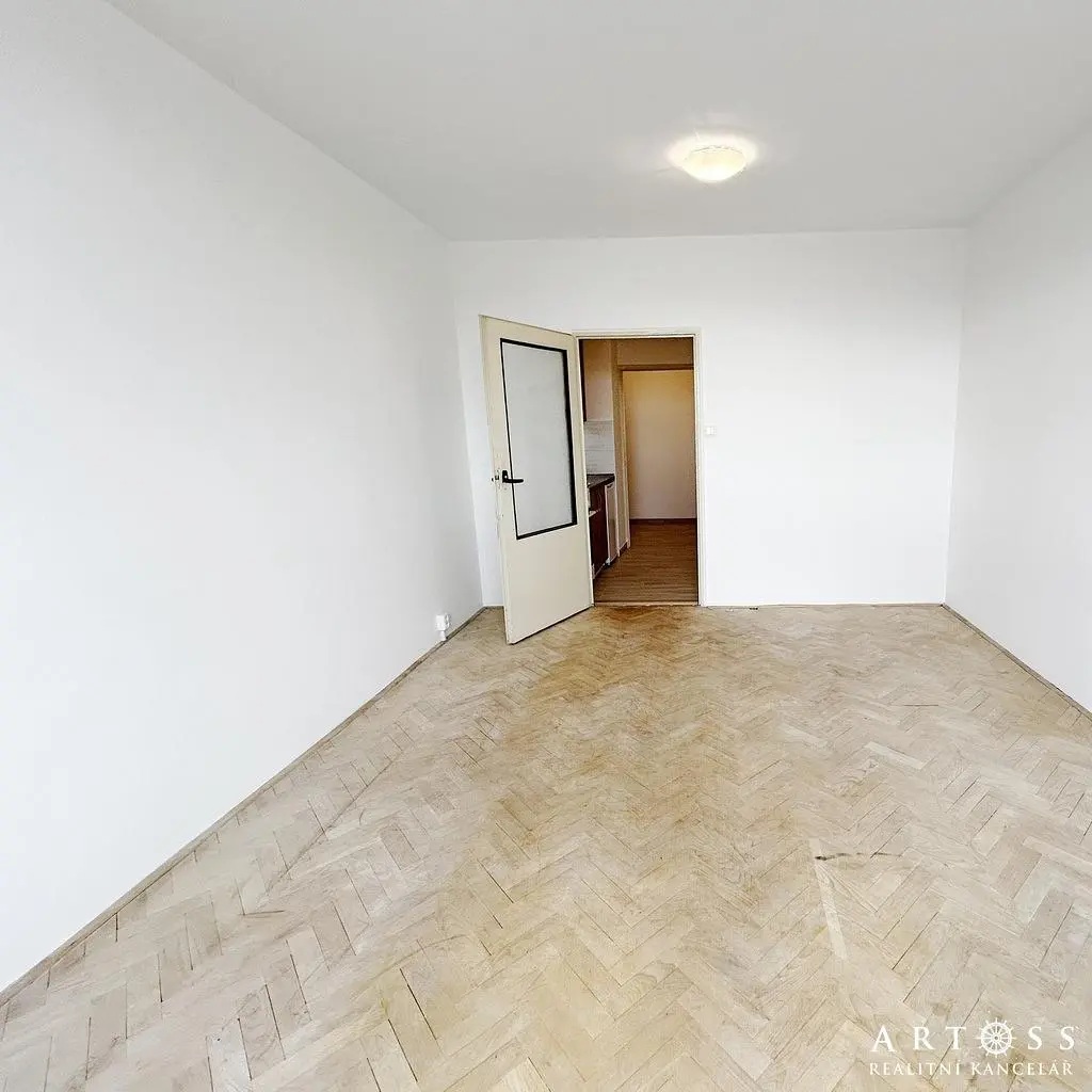 Schlafzimmer; holzboden, renovierungsbedürftig, tageslicht