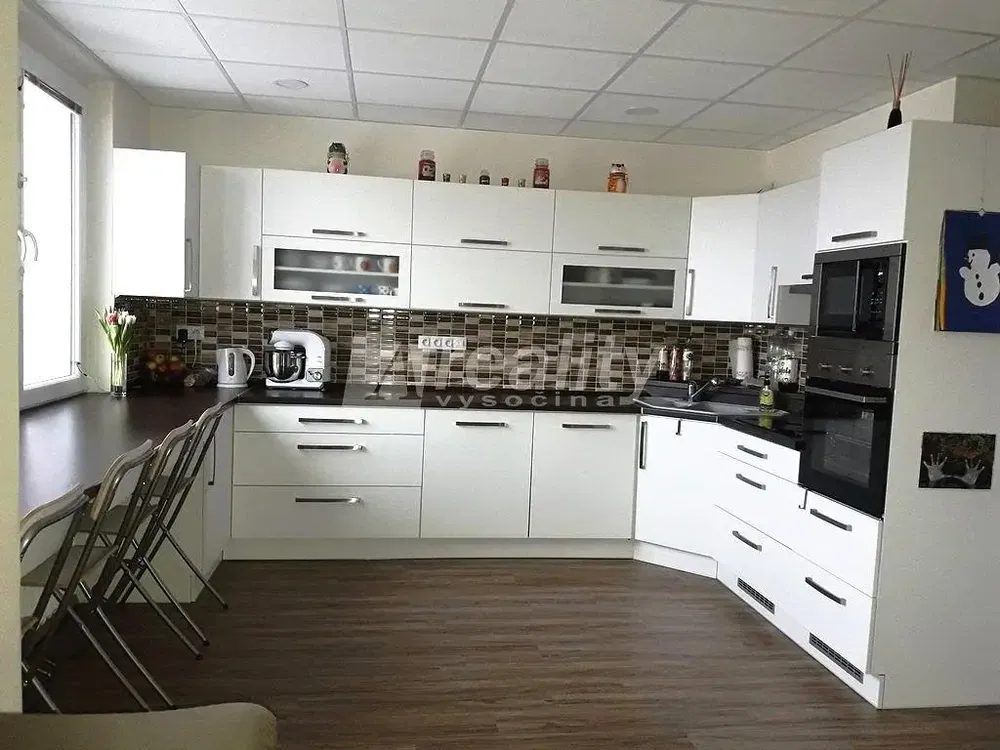 Keuken; keukenapparatuur, natuurlijk licht, moderne stijl, tegelvloer