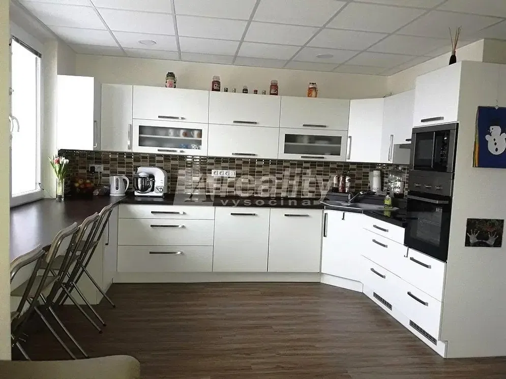 Keuken; keukenapparatuur, natuurlijk licht, moderne stijl, tegelvloer