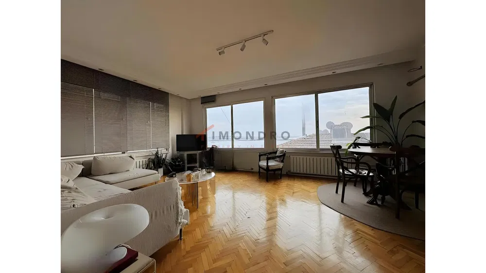 Salon; widok, podłoga drewniana, światło dzienne