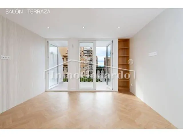 Дневна соба; поглед, дрвени под, природно светло