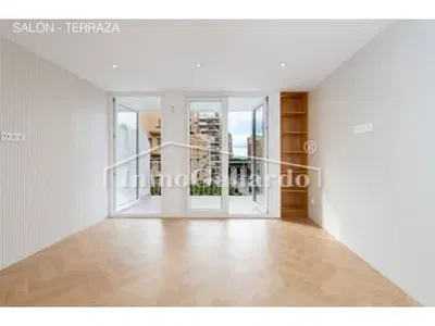 Дневна соба; поглед, дрвени под, природно светло