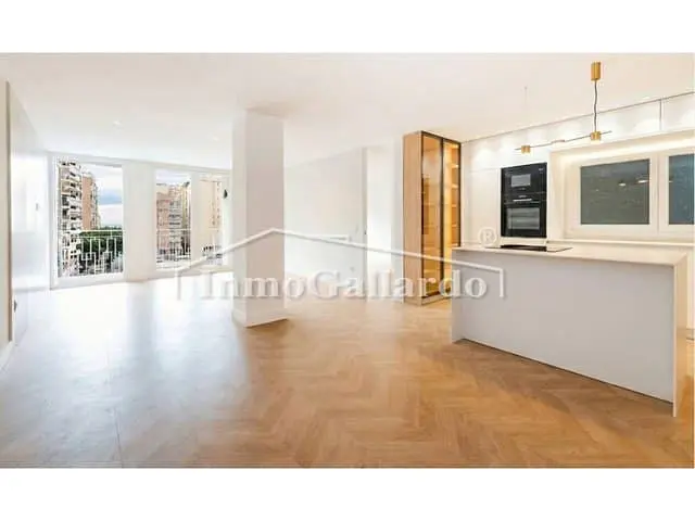 Кухиња; поглед, кухињски апарати, дрвени под, природно светло, модерни стил