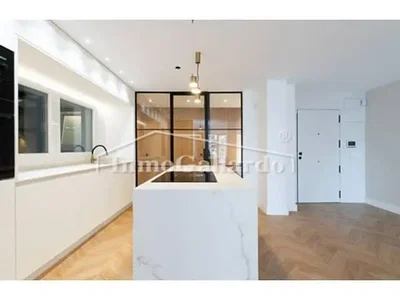 Кухиња; дрвени под, природно светло, реновиран